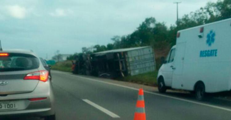 O acidente aconteceu no km 13 da BA-535, sentido Salvador (Foto: Cidadão Repórter | A Tarde | Via WhatsApp)
