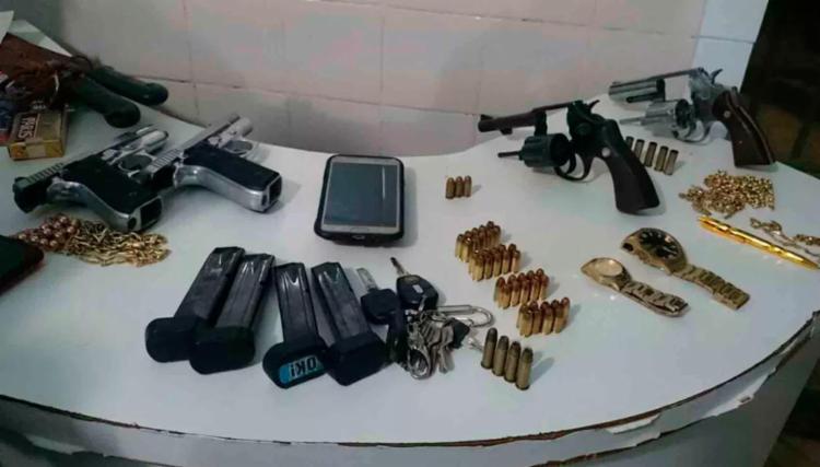 Armas e munições foram apreendidas com outros ciganos (Foto: Ivonaldo Paiva | Blog do braga)