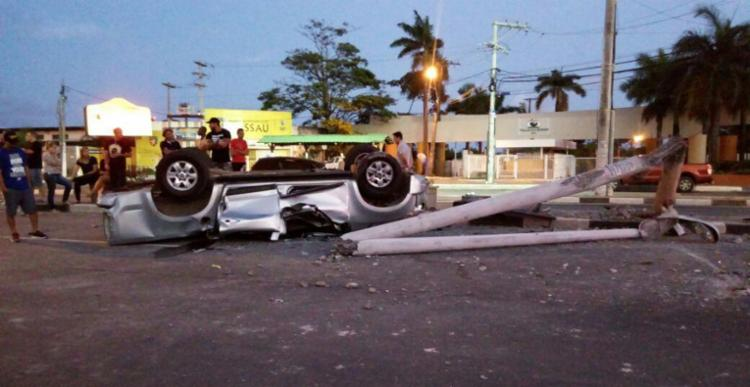 Carro ficou completamente destruído no acidente (Foto: Cidadão Repórter | Via WhatsApp)