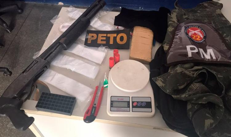 Com o trio, a polícia ainda encontrou munições e roupa camuflada (Foto: Divulgação | SSP-BA)