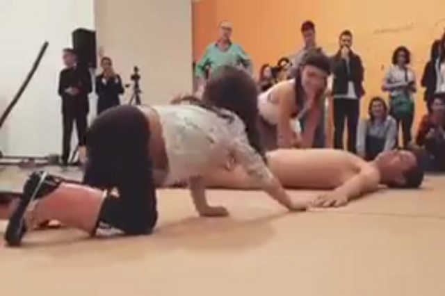 Apresentação também aconteceu em Salvador, onde outra criança interagiu com artista (Foto: Reprodução)