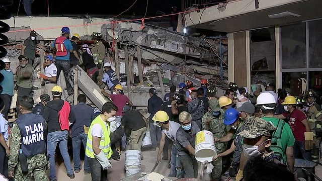 Colégio Enrique Rebsamen desabou após terremoto atingir o país. Outras 30 crianças estão desaparecidas (Foto: AFP)