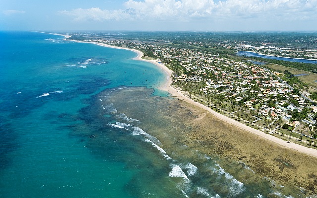 Camaçari possui 42 km de orla marítima, conhecida mundialmente pelas belezas naturais, belas e paradisíacas praias e uma preponderância significante para o turismo Camaçari possui 42 km de orla marítima, conhecida mundialmente pelas belezas naturais, belas e paradisíacas praias e uma preponderância significante para o turismo