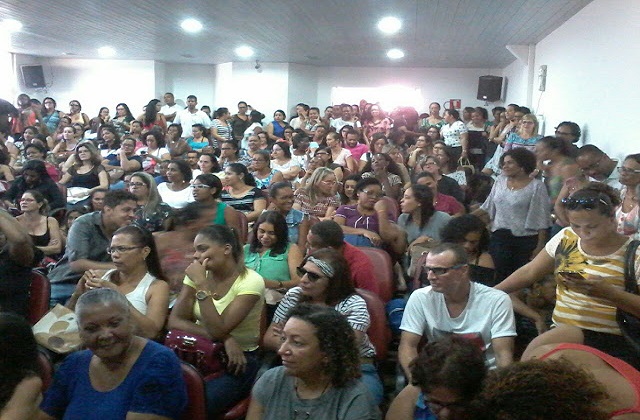 Professores foram convocados pelo SISPEC para uma assembleia às 14 horas desta segunda, 03, no Teatro Alberto Martins