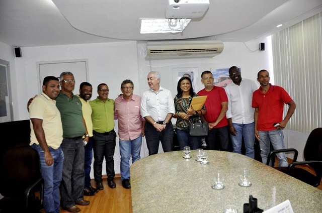 Caetano articulou uma reunião entre os vereadores de Camaçari e os moradores das comunidades de Monte Gordo e Barra do Jacuípe com o secretário de Infraestrutura do estado da Bahia, Marcos Cavalcanti