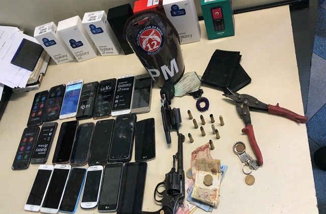 Durante a operação foram apreendidos armas, munição, celulares, dinheiro e objetos furtados da loja (Foto: Divulgação)