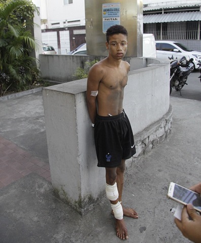 Suspeito após a prisão (Foto: Almiro Lopes/ CORREIO)