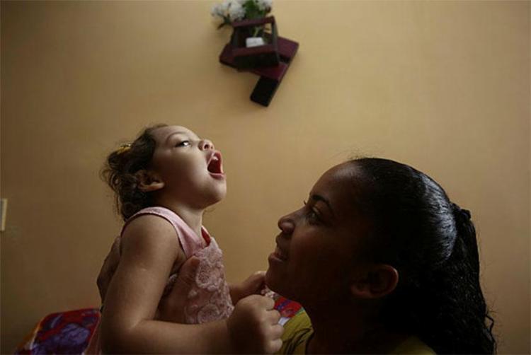 Joenice Figueredos, 24, e a filha Kesia Rayssa, 2, moram em Simões Filho (Foto: Joá Souza | Ag. A TARDE)