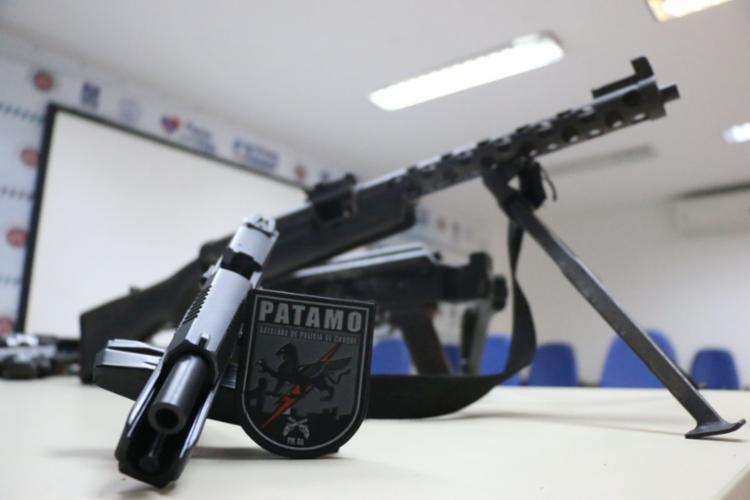 Polícia apreendeu armas avaliadas em R$ 500 mil com o grupo (Foto: Alberto Maraux | SSP-BA | Divulgação)
