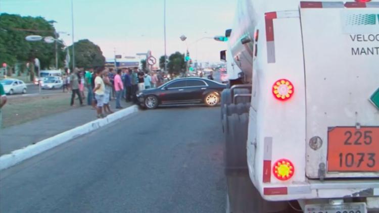 O rapaz foi socorrido pelo Samu. Não há informações sobre o estado de saúde dele (Foto: Reprodução | TV Bahia)