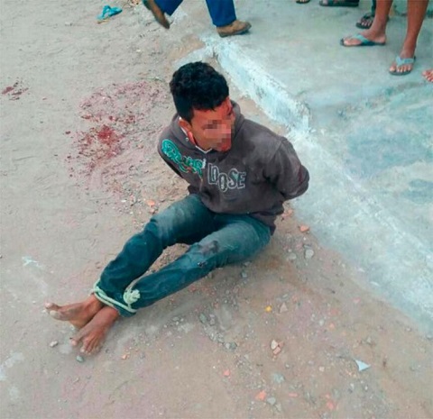 O suspeito ficou 'preso' até a chegada da polícia (Foto: Reprodução | Blog do Augusto Urgente)
