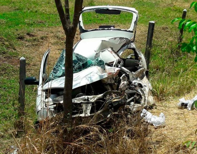 Motorista do Gol morreu no local; uma mulher, que também estava no carro, ficou ferida (Foto: Paiva | Blog do Braga)