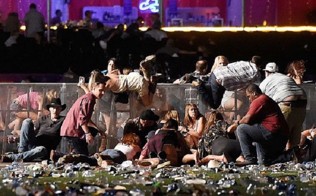 O autor dos crimes fez o ataque do 32° andar de um hotel próximo ao local do show (Foto: AFP)