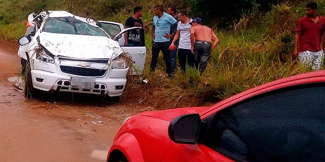 Depois de bater, carro ainda capotou. Três ficaram feridos (Foto: Thainá Lôbo/Voz da Bahia)