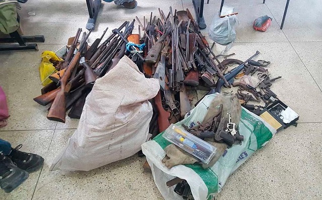 Parte das armas apreendidas na operação (Divulgação)