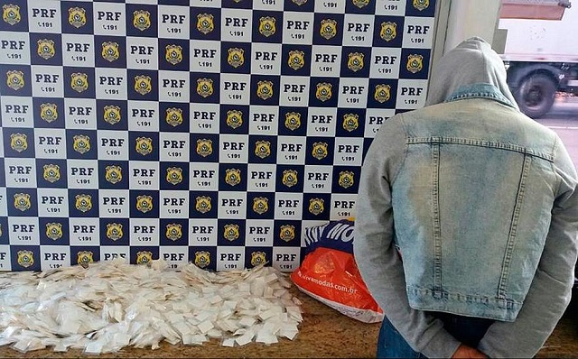 Suspeita ficou nervosa quando policiais acharam a droga (Divulgação/PRF)