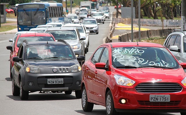 Motoristas de Uber protestaram contra projeto de lei em Salvador nesta segunda (Foto: Evandro Veiga/CORREIO)