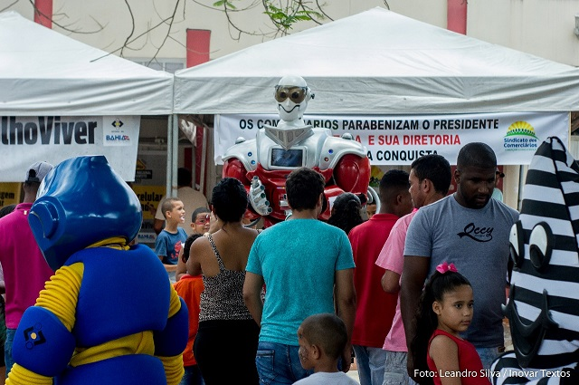Trabalhadores de Camaçari e Dias D' Ávila ocuparam a Praça Abrantes para aproveitar o dia da categoria (Foto: Leandro Silva/Inovar Textos)