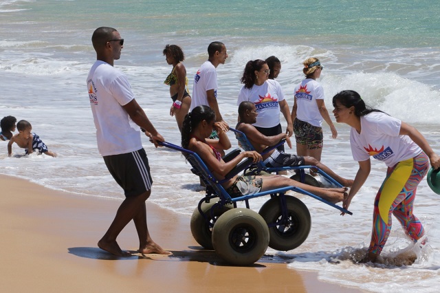 Cadeirantes participam de dia de lazer e inclusão na praia