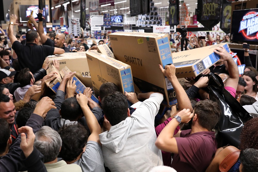 Black Friday: consumidores lutam para comprar TV na abertura de hipermercado em São Paulo na noite de quinta-feira (23) (Foto: Celso Tavares/G1)