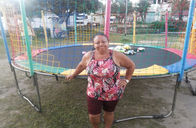  Dona Dinda disse que 'na gestão de Caetano uma outra empresa cortava de um jeito que deixava as árvores bem bonitas, arrumadas, agora ele cortaram com esse modo grosseiro' (Foto: CFF)