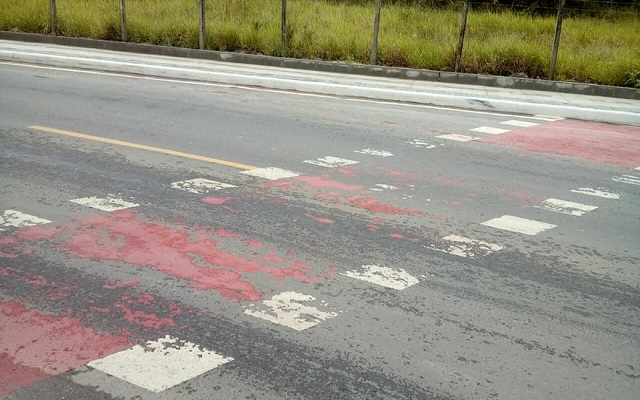 Avenida Industrial Urbana, recém inaugurada, e, ao que parece pintada com 'tinta guache'