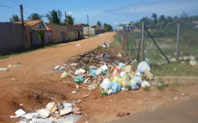 Perguntado pela regularidade da coleta de lixo na comunidade, o morador disparou que 'aqui está tudo em ordem', apesar de o cenário dizer outra coisa Perguntado pela regularidade da coleta de lixo na comunidade, o morador disparou que 'aqui está tudo em ordem', apesar de o cenário dizer outra coisa