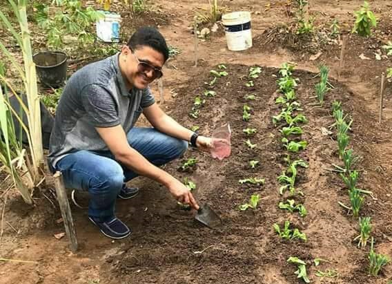 Todos são membros da Assembléia de Deus de Barra de Jacuípe, que tem como presidente o pastor Edvaldo Filho. O presidente do campo só não sofreu a violência de que foram vítima 'suas ovelhas', por que, conforme foto que publicou no seu perfil no Facebook, ao meio dia de sexta-feira, 10, ele preferiu aproveitar o fim de semana para fazer uma terapia cultivando sua horta particular
