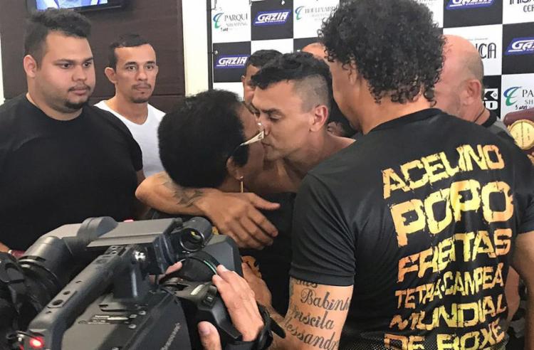 Popó e todo o carinho pela mãe, dona Zuleica, durante o evento da pesagem em Belém (PA) (Foto: Arquivo pessoal)