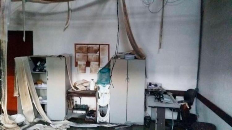 Fogo se alastrou por diversas salas do prédio e destruiu documentos (Foto: Divulgação | Prefeitura de Camaçari)