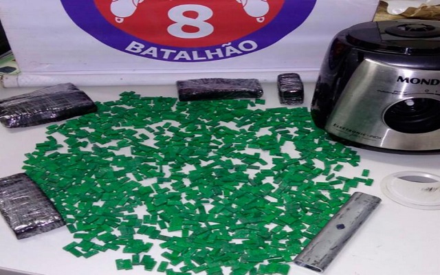 Suspeitos foram flagrados com cerca de 1.200 comprimidos de ecstasy (Foto: Divulgação | SSP-BA)