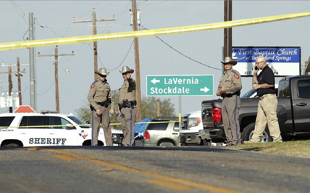 A igreja batista de Sutherland Springs foi alvo de atirador: homem teria 26 anos e passagem pela Força Aérea (Fotos: AFP)