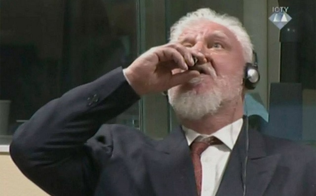 Praljak afirmou que rejeitava a condenação de 20 anos e bebeu líquido diante das câmeras