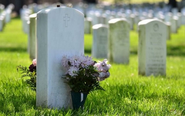 No Brasil, por exemplo, o Dia de Finados faz parte de um costume católico e consiste em visitar as sepulturas dos entes queridos que já morreram e enfeitar seus túmulos com flores