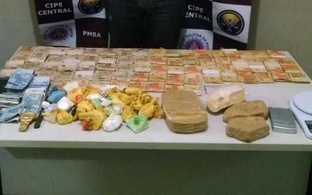 Mais de R$ 24 mil e uma quantidade de drogas foram apreendidos com o jovem em Jequié (Foto: Divulgação/SSP)