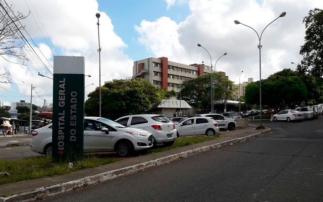 Vítimas foram levadas para o Hospital Geral do Estado (Foto: Juliana Cavalcante / TV Bahia)