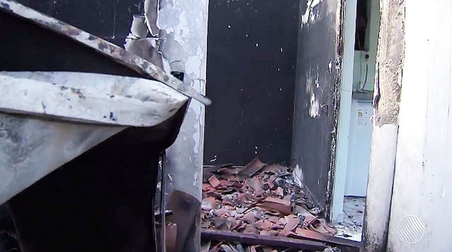 Casa ficou destruída após incêndio (Foto: Reprodução/TV Bahia)