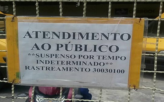 Aviso afixado na porta da agência de distribuição