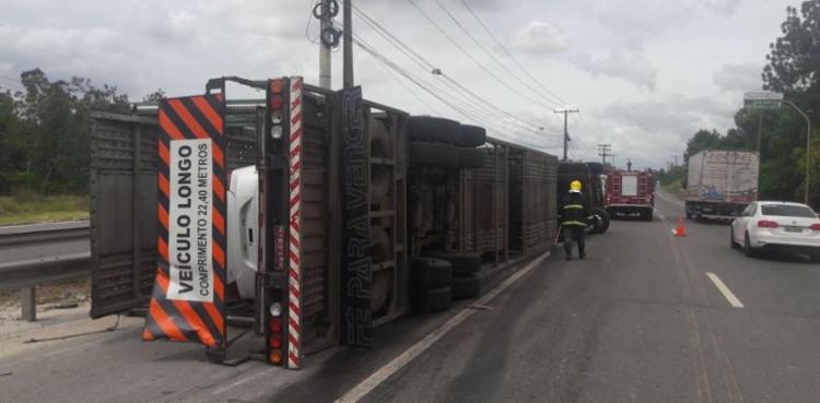 A pista foi parcialmente interditada para a retirada do veículo (Foto: Divulgação | Bahia Norte)