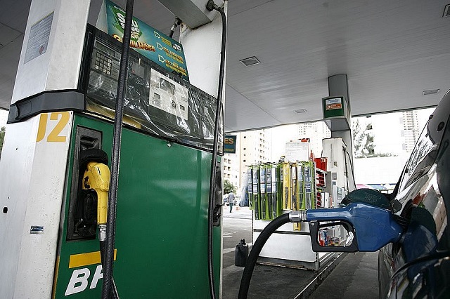 A gasolina sobe 1,1% e o diesel 0,4%, a partir de amanhã (22) (Foto: Arquivo CORREIO)