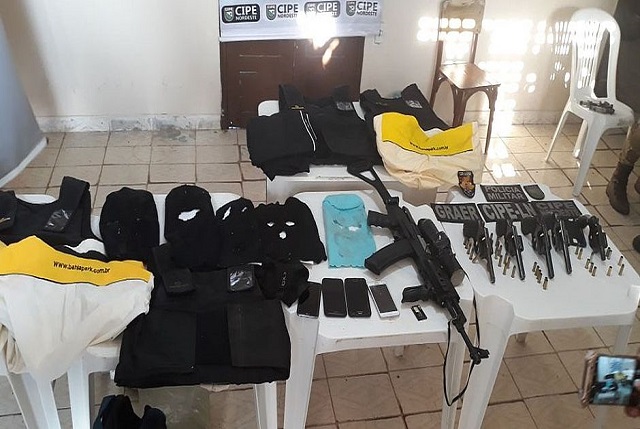 Outros dois suspeitos conseguiram fugir por matagal (Foto: Divulgação/SSP-BA)