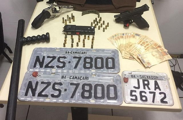 Com eles foram encontrados duas armas de fogo, dois brucutus, três coletes à prova de bala, rádios de comunicação, seis celulares, máquina de choque e placas falsas (Fotos: Polícia Civil/Divulgação)