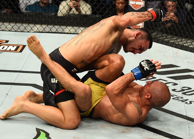 Max Holloway vence José Aldo por nocaute técnico e mantém título dos pesos-pena do UFC 218 (Foto: Getty Images)