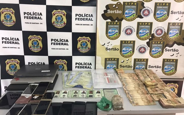 Documentos falsos, dinheiro, celulares e computadores foram apreendidos na Bahia durante a operação (Foto: Divulgação/SSP-BA)