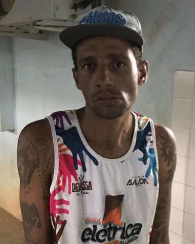 Kaio César, que tem 31 passagens por furto, porte de arma e posse de drogas, estava com mandado de prisão preventiva em aberto