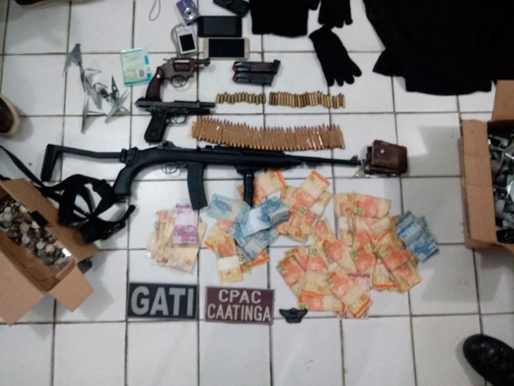 Armas, munição e dinheiro foram apreendidos com o bando (Foto: Divulgação | SSP-BA)