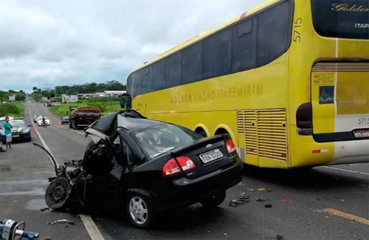 A vítima, que ainda não foi identificada, morreu no local (Foto: Reprodução | Blog Pimenta)