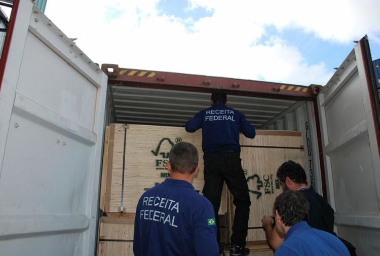 Funcionários da Receita federal encontram entorpecentes em carga no Porto de Salvador (Foto: Divulgação | PRF)