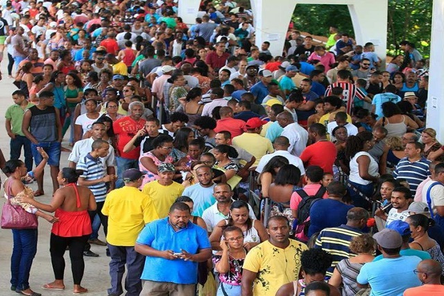 Eleitores lotam o TRE no primeiro domingo para recadastramento biométrico (Foto: Mila Cordeiro | Ag. A TARDE)