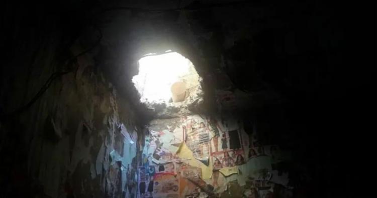 Detentos usaram ferros para fazer um buraco no teto da delegacia (Foto: Reprodução | Folha do Vale)